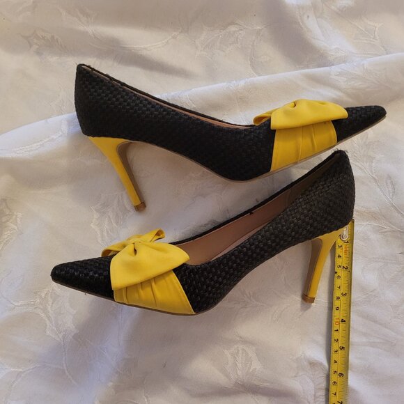 🌹NWOT Black Pumps with Golden Yellow Bows - Picture 6 of 8